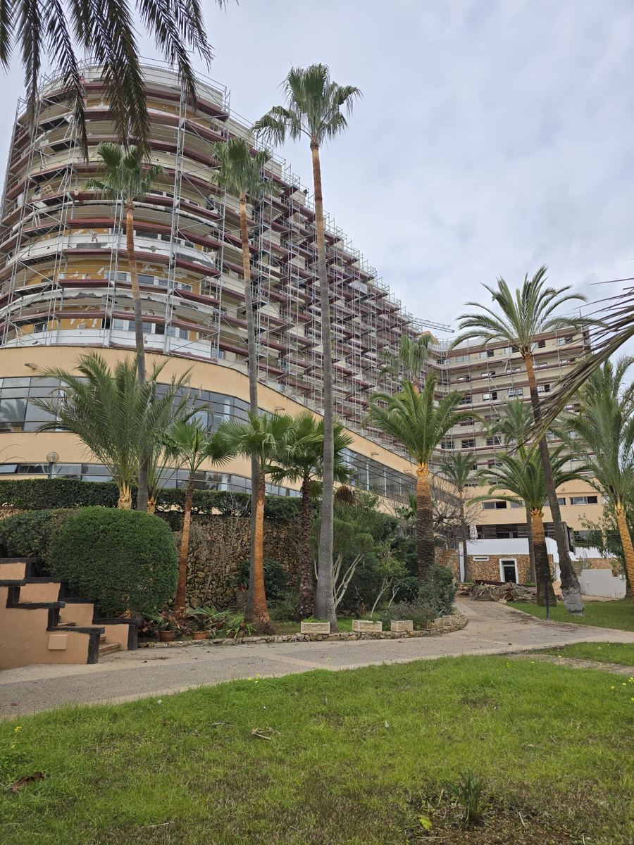 Hotel con andamio completo en fachada curva