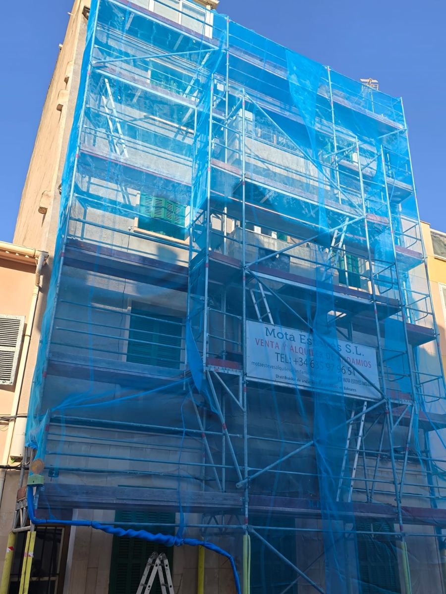 Edificio de viviendas con andamio y red de protección
